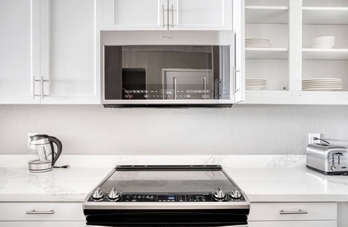 San Jose Apartment | Sunny Santana Row 1BR w/Pool & Gym, 10 mins to Google, by Blueground