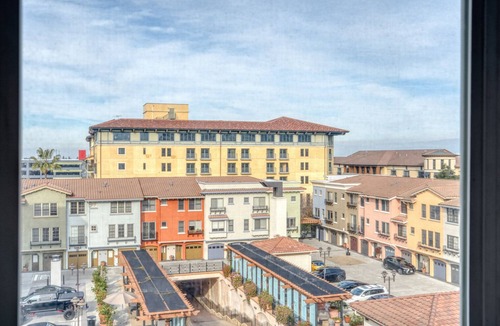 San Jose Apartment | Sunny Santana Row 1BR w/Pool & Gym, 10 mins to Google, by Blueground