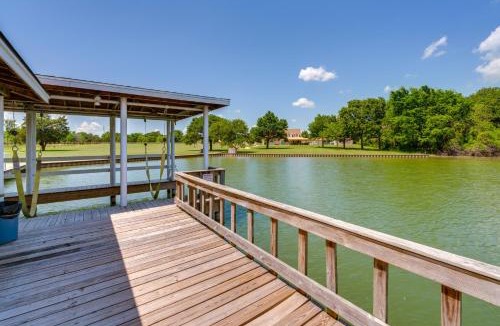 Kerens House | Sunrise Cove RC LLC Lakefront Home with 2 Casitas!
