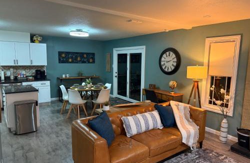 Roswell House | Sunrise Experience w/King Size Bed & Pet Friendly