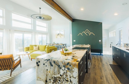 Central City House | Sunrise+Sunset views - HotTub/Firepit/RecRoom/BBQ/Yoga studio/Treadmill
