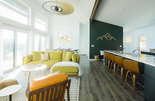 Central City House | Sunrise+Sunset views - HotTub/Firepit/RecRoom/BBQ/Yoga studio/Treadmill