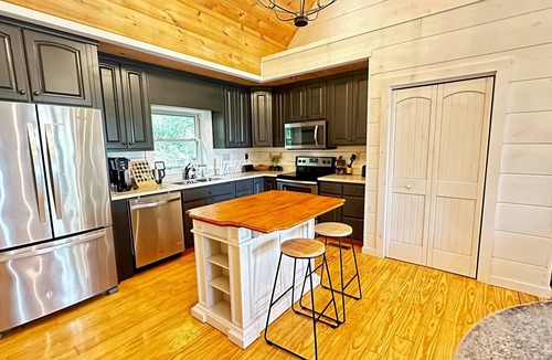 Wolf Laurel Cabin | Sunset Mtn View*Hot Tub*Massage Chair*Game Rm*Hiking*near Hatley Pointe*Fire Pit