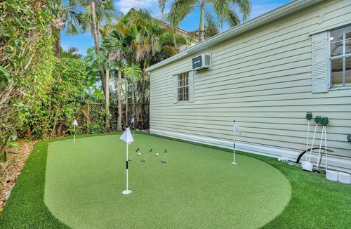 Victoria Park House | Sunshine Sippin' OasisnLuxury Design/Location/Heated Pool/Hot Tub/Putting Green
