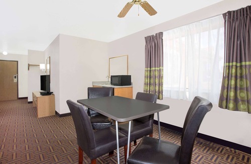 Bloomfield Hotel | Super 8 by Wyndham Bloomfield