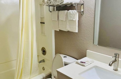 Benton Harbor Hotel | Super 8 by Wyndham Benton Harbor - St. Joseph