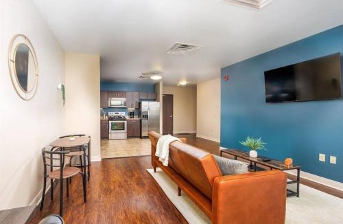 Downtown Pittsburgh Apartment | Sweeping Stadium Views TOP LOCATION BEST VIEWS FAST WIFI 24-7 Gym Lounge Roku