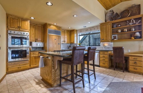Elk Point House | TAHOE LUXURY HOME! PRIVATE BEACH! Gated Community, Lake Views, Hot Tub, Max 8