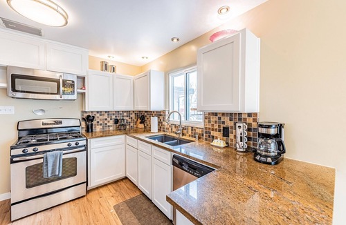 Nob Hill House | The 444 In Nob Hill - 3B/2B | 3 Bed, 2 Bath