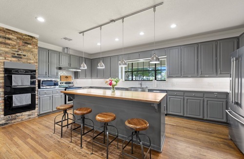 Crawford House | The 5 bedroom Gathering House with pool just 15 minutes outside of Waco, TX.