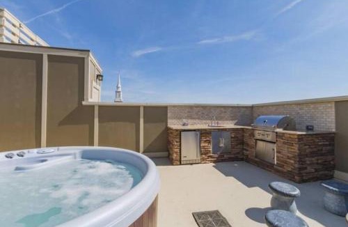 Nashville House | The AmpHouse I Private Rooftop & Hot Tub I 4 mi to Broadway