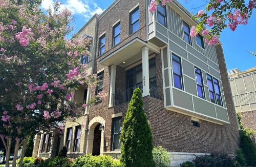 Nashville House | The AmpHouse I Private Rooftop & Hot Tub I 4 mi to Broadway