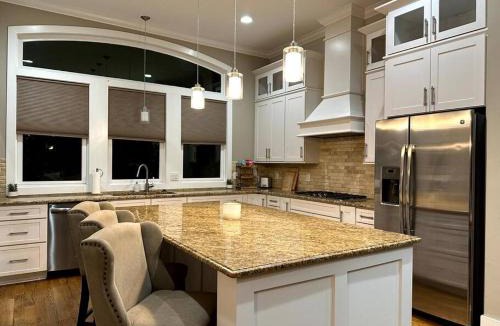 Nashville House | The AmpHouse I Private Rooftop & Hot Tub I 4 mi to Broadway