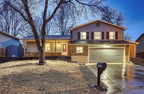 Ralston Valley House | The Arvada Retreat with WiFi, HotTub, Games, Gym and Lounge
