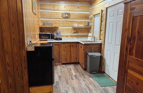 Lancing Cabin | “The Bear Cave” WhittleSticks Cabin in Lancing TN
