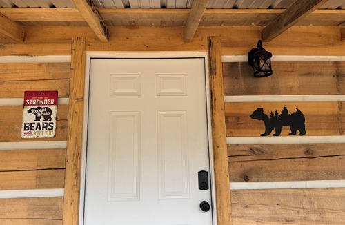 Lancing Cabin | “The Bear Cave” WhittleSticks Cabin in Lancing TN