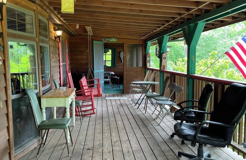 Newport Cabin | The Bears Den is a quiet cabin 30 miles from Gatlinburg and Pigeon Forge, TN.