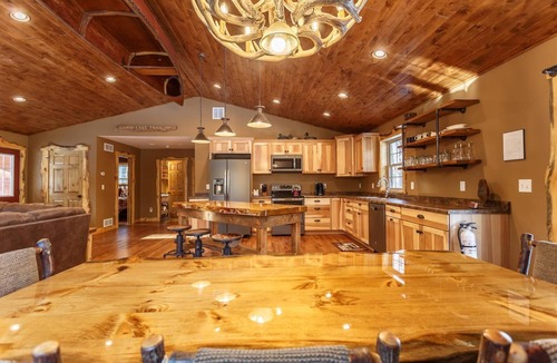 Wisconsin Dells Cabin | The Beautiful Whitetail Ridge-Luxury 5BR Cabin, Just minutes from downtown