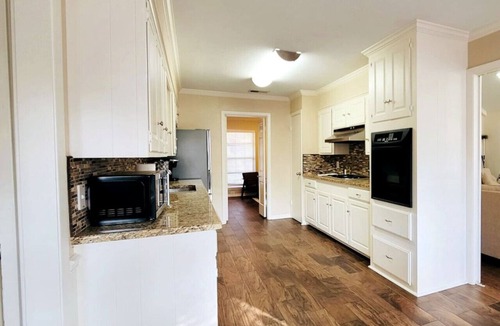 Tyler House | THE BRIAR Beautiful spacious home in quiet neighborhood. Close to dining and shopping! Broadway Ave.