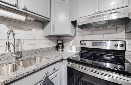 Lansing Condo | ♛The Broadway Special♛ - 2 Bd/1 Bath Smart-Condo!