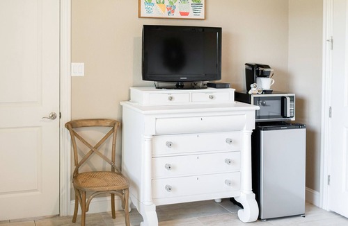 Spring Branch House | The Century Oak: 3-Unit Estate next to Remi's Ridge & Hayes Hollow
