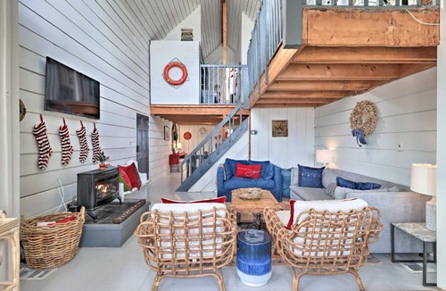 Eatonton House | The Chalet on Sinclair with Private Dock and Kayaks!