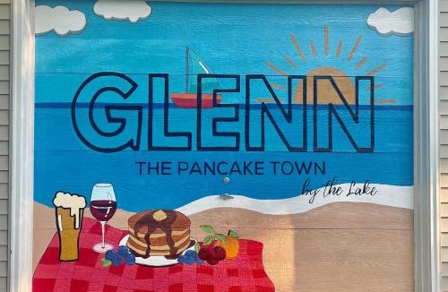 Glenn House | The charming Glenn Cottage! Walk to Lake Michigan!