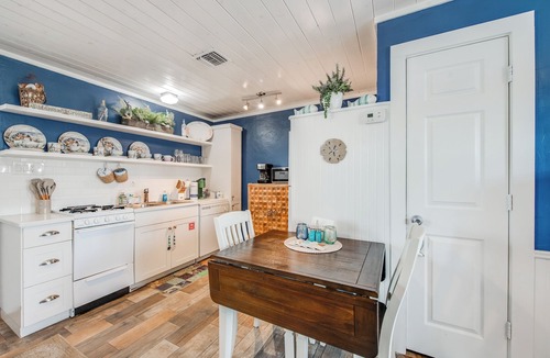 Old Town Cottage | The cutest cottage in all of Port Aransas! Cottage for 2, Close to the beach