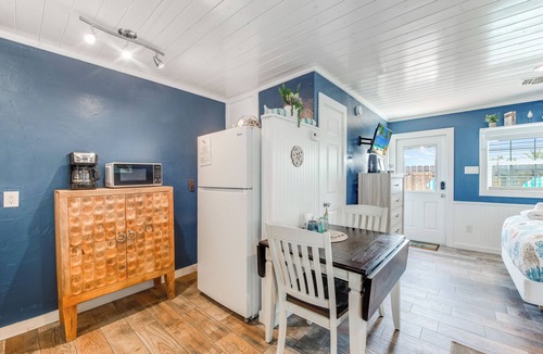 Old Town Cottage | The cutest cottage in all of Port Aransas! Cottage for 2, Close to the beach