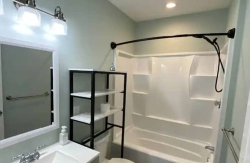 Wanskuck Apartment | The Double-Suite at The North End 2BR APT with PARKING