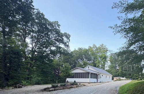 Sharpsburg Cottage | The Fox's Den at Burr Oak Lake
