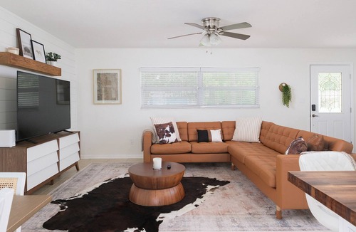 Springtree House | The Gator Getaway - Sleeps 10/Huge Backyard