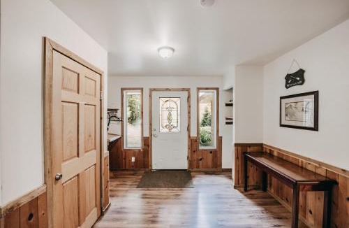 Warnick House | The Glacier Lodge - Perfect For Large Groups!