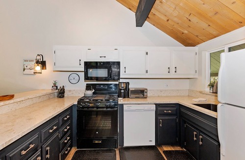Summit Estates Cabin | The Goggle Tan Condo by Destination Big Bear : Steps from Snow Summit Resort! 80s Arcade Game! Ski-In/Ski-Out! Wifi & Cable!