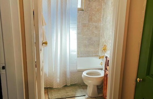 Mount Auburn Apartment | The gold Apple with king bed Walking distance to Downtown close to Cincinnati sports Stadiums