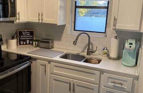 Spring Hill House | 🪴The Green Bungalow🪴 Clean Modern Comfort