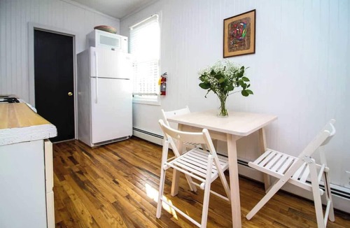 Queens House | The High Tide #9 One Bedroom Suite with Kitchen