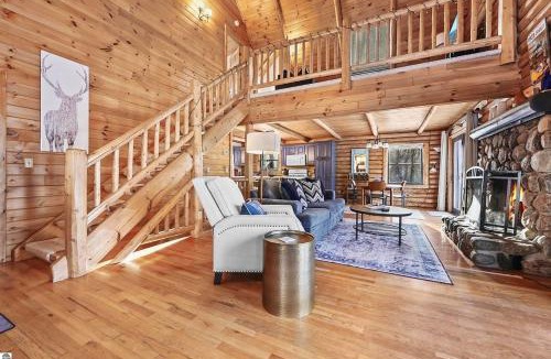 Beulah House | The Hillside Hideaway At Crystal Lake - Great Spa!