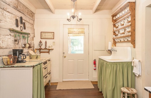 Bells Cabin | The Holly House at Green Frog Farm
