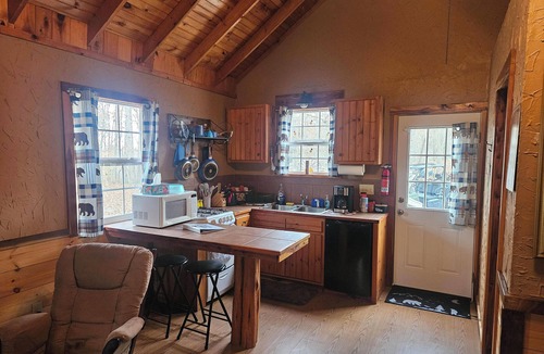 Elgin Cabin | The Honey Hut next to Big South Fork NRRA with AC, wifi, and horse stalls.
