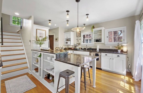 Cleveland House | The Knocking Bird- Mins to CLE Clinic