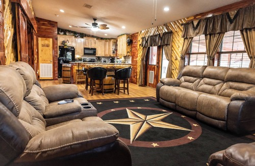 Bullard House | The Lakeside Lodge On 3 Acres - Sleeps 20 - 1 Minute Walk to Lake - Pet Friendly
