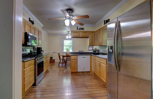 Lansing House | The Lansing Cottage is one mile from the New River G orge Bridge.