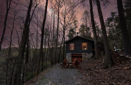 Raccoon Ridge House | THE LEGEND OF ASKA- Blue Ridge Cabin, River & Mtn views, Hot Tub, Game room