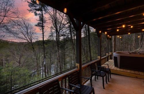 Raccoon Ridge House | THE LEGEND OF ASKA- Blue Ridge Cabin, River & Mtn views, Hot Tub, Game room