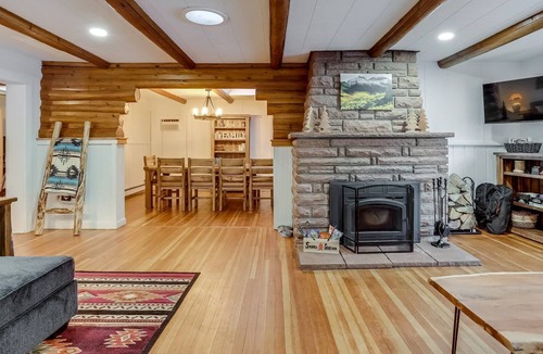 Lyons Cabin | The Lodge-HOT TUB*Fireplace*Group Winter Getaway*