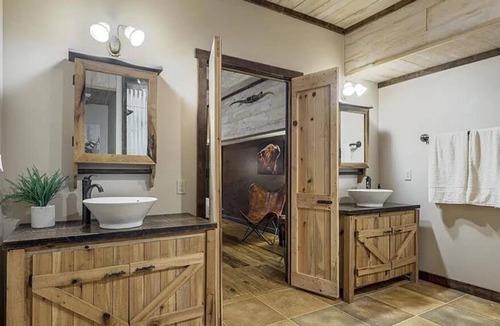 Cottontown House | The Log Palace Private Guest Suite