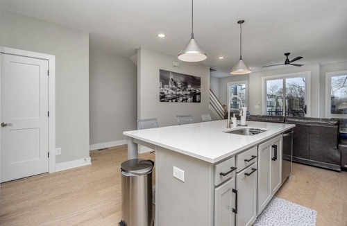 Cleveland Park House | * The Monty5* 7 minutes from downtown-2 car garage *Roof Top PTO W fire pit &TV