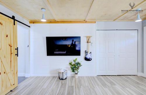 Downtown Memphis Apartment | The Moose #5 - Modern Comfy Studio with King Bed, Free Parking & Fast WiFi