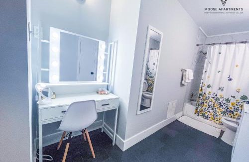 Downtown Memphis Apartment | The Moose #5 - Modern Comfy Studio with King Bed, Free Parking & Fast WiFi